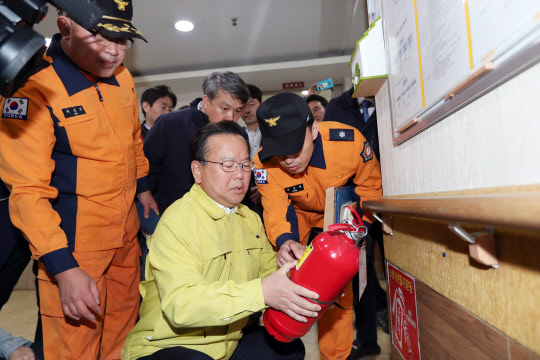 행정안전부는 지난 26일 경기 의정부시 복합건축물을 불시에 방문해 국가안전대진단 관련 소방점검을 했다고 27일 밝혔다. 김부겸 행안부 장관(가운데)이 건물 내 요양병원을 방문해 소화기 관리 상태를 점검하고 있다.  행안부 제공